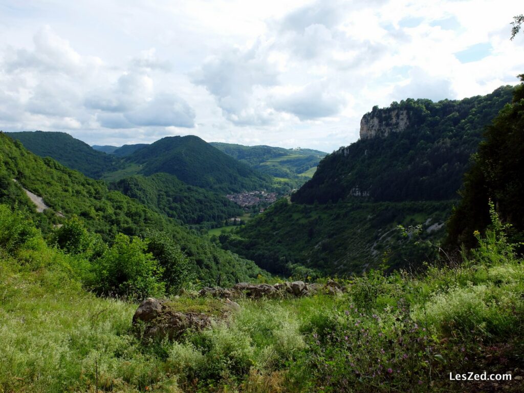 Vue sur Cerdon et la vallée de l'Ain depuis la grotte