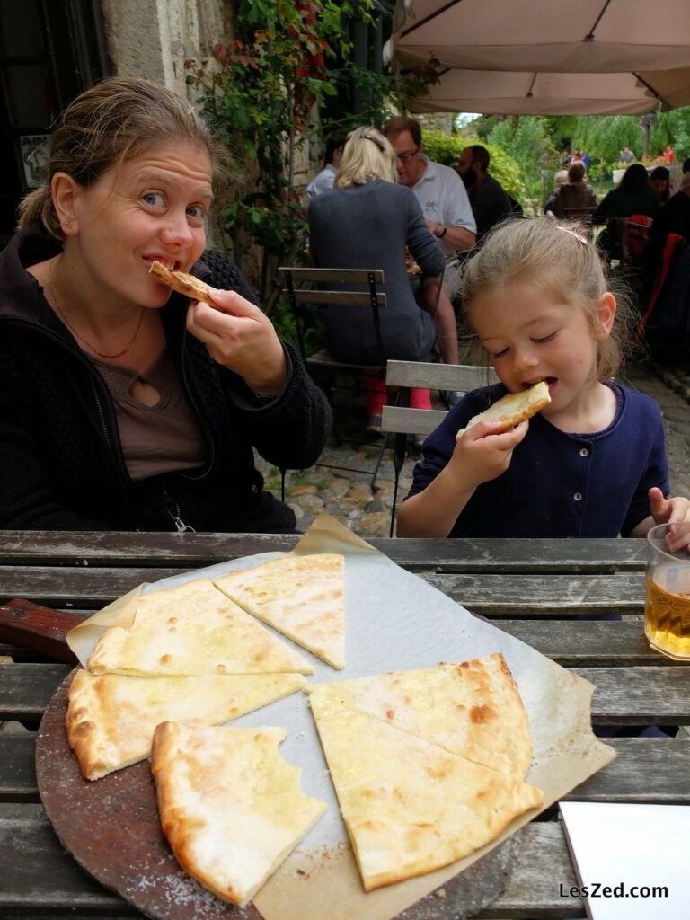 On goûte à la galette au sucre de Pérouges