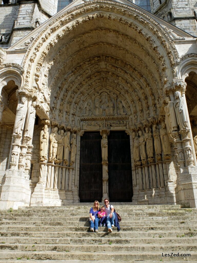 Photo de famille devant la cathédrale Chartres
