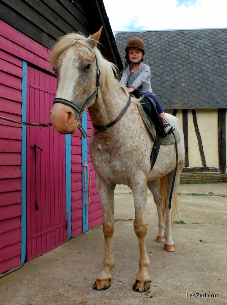 Chloé essaye de le cheval pour la première fois