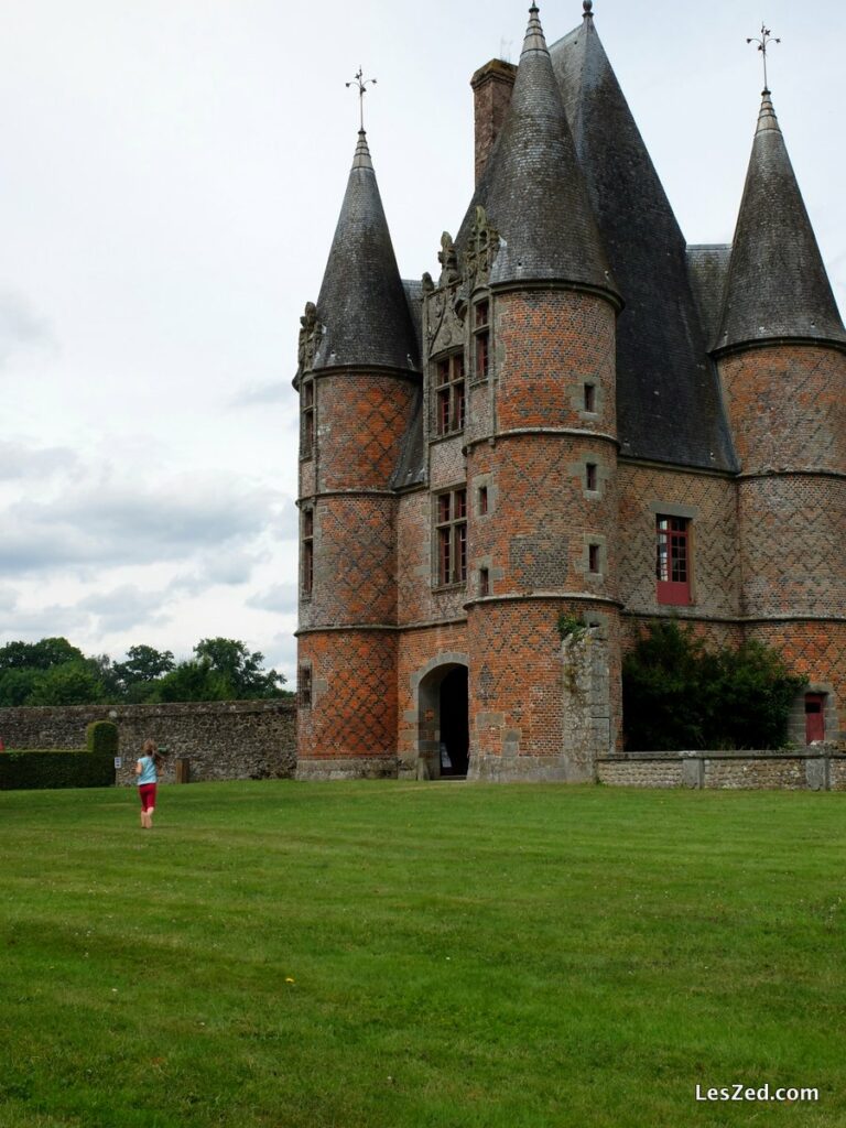 Château de Carrouges : entrée du domaine