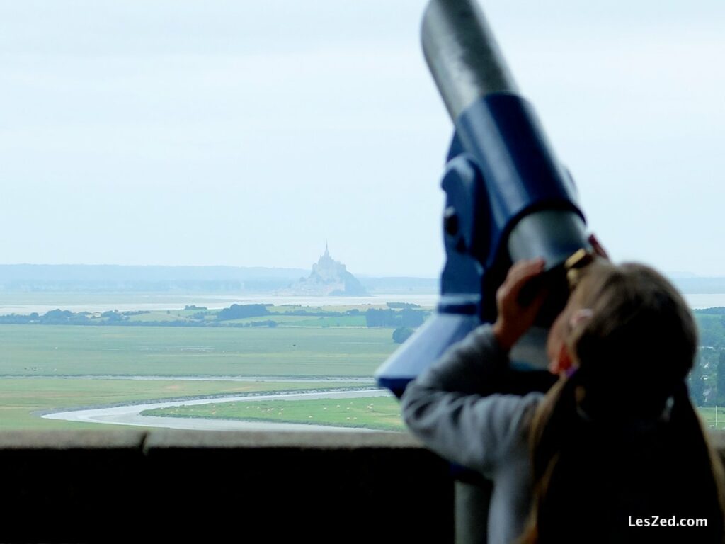 Admirer le Mont depuis le jardin des plantes d'Avranche