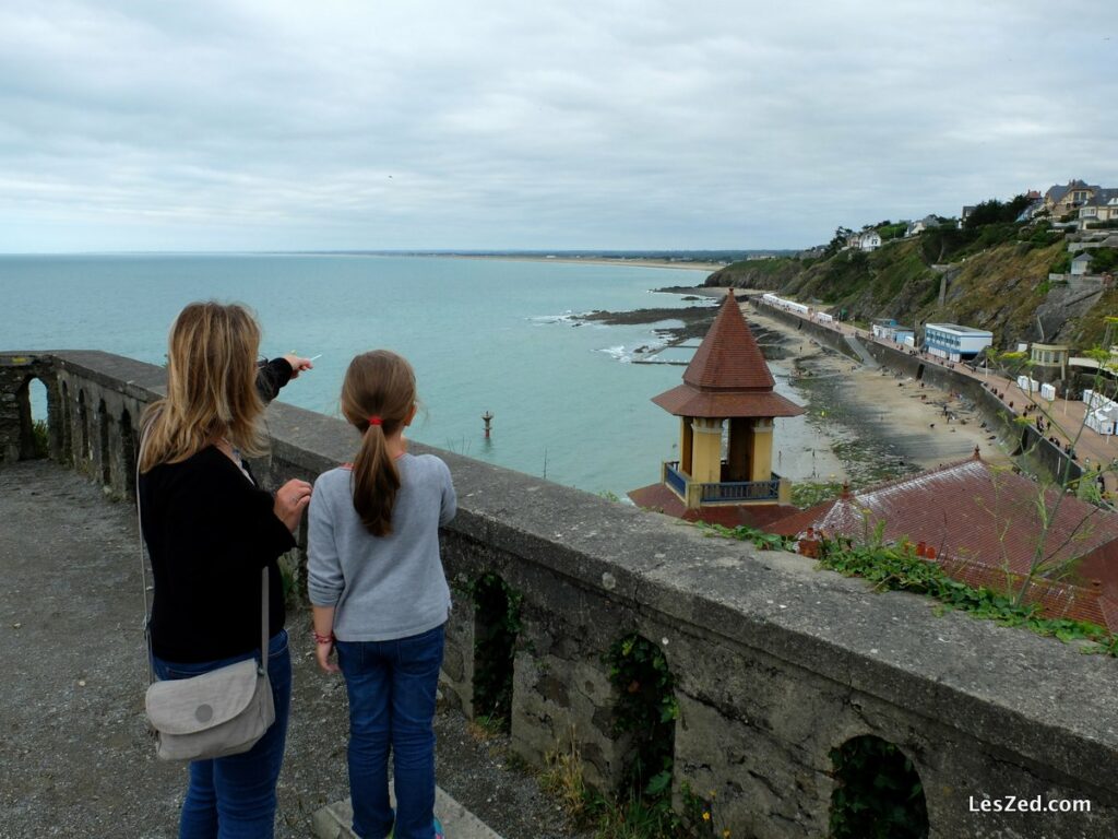 Vue sur Granville depuis le sentier du littoral