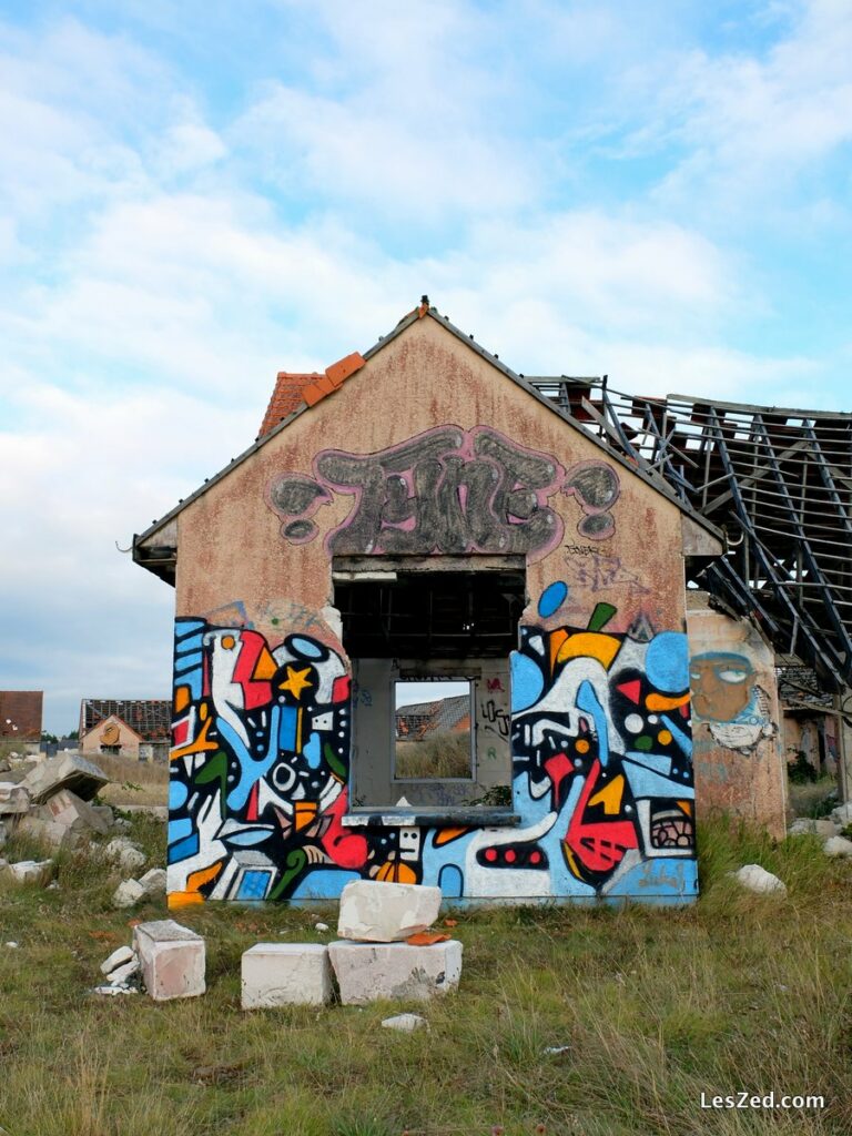 La village fantôme de Pirou : terrain des graffeurs