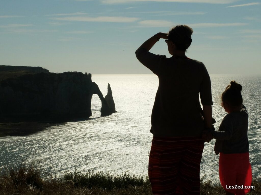 Clem et Chloé admirent les falaises d’Étretat