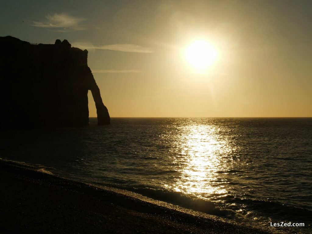 Etretat : la falaise d’Aval au coucher de soleil