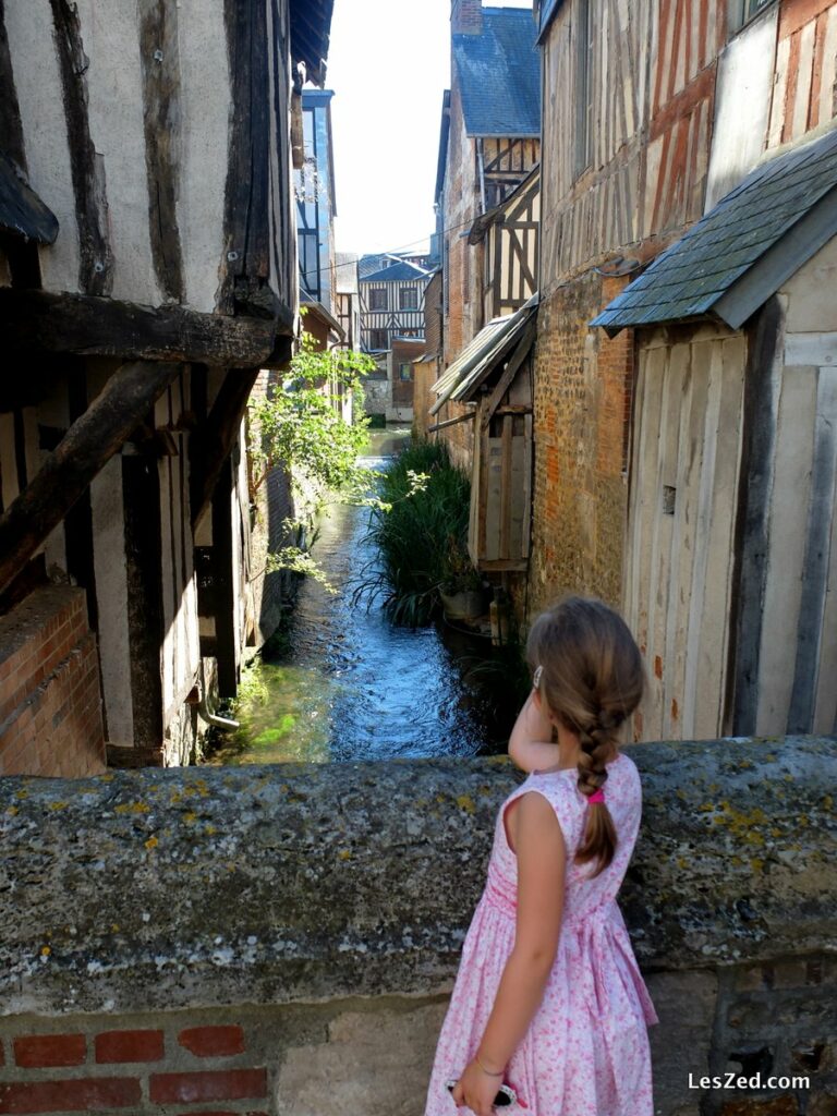 Pont-Audemer : Chloé admire les canaux