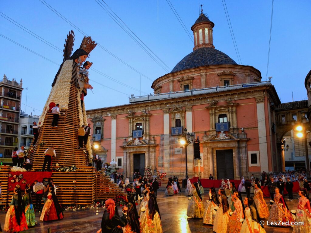 L'offrande des fleurs à la vierge pendant les Fallas de Valencia