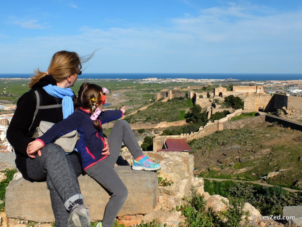 Les filles admirent le château et ses remparts