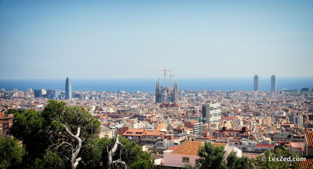 Vue sur Barcelone : La Sagrada Familia, la Torre Agbar, et les deux tours du Port Olímpic ...