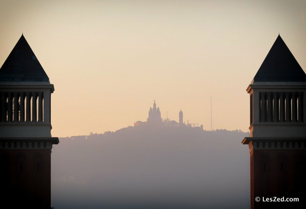 Vue sur Tibidabo depuis Montjuïc, au coucher du soleil