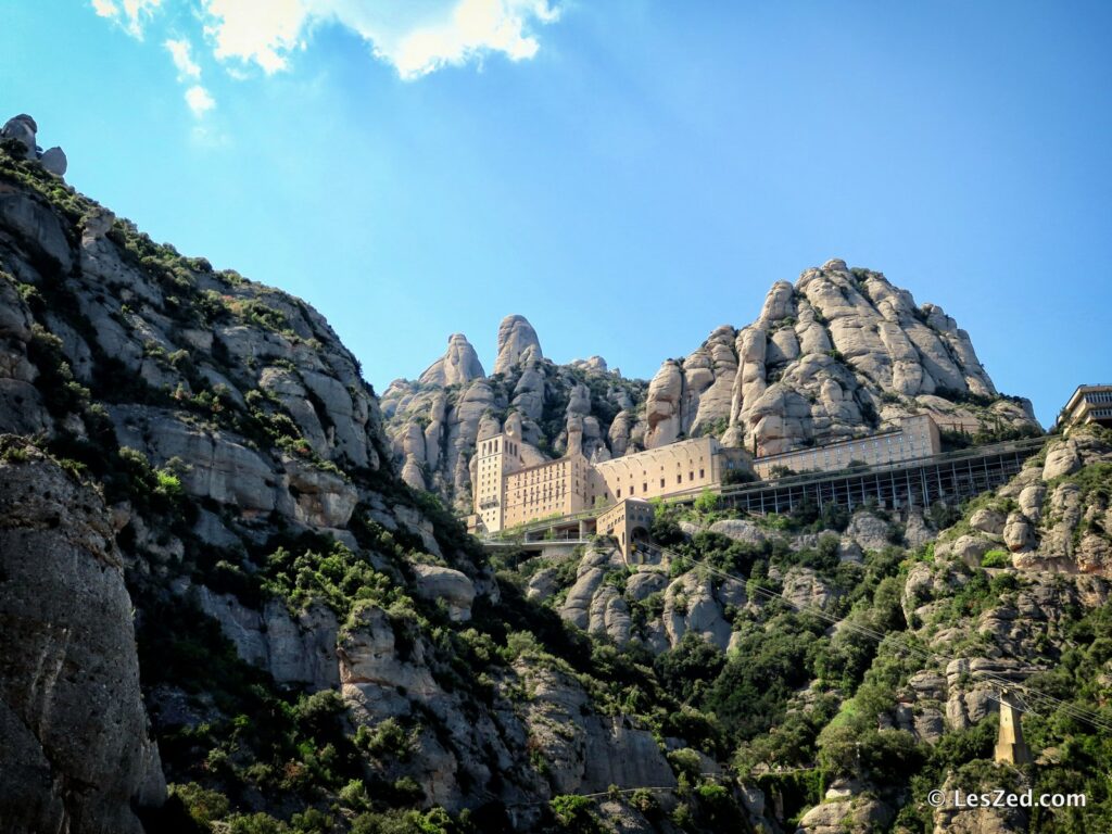 Le monastère de Montserrat, perché en haut de sa montagne