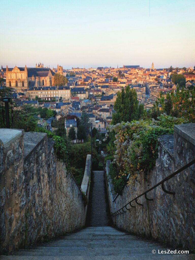 Vue panoramique sur Poitiers au lever du soleil