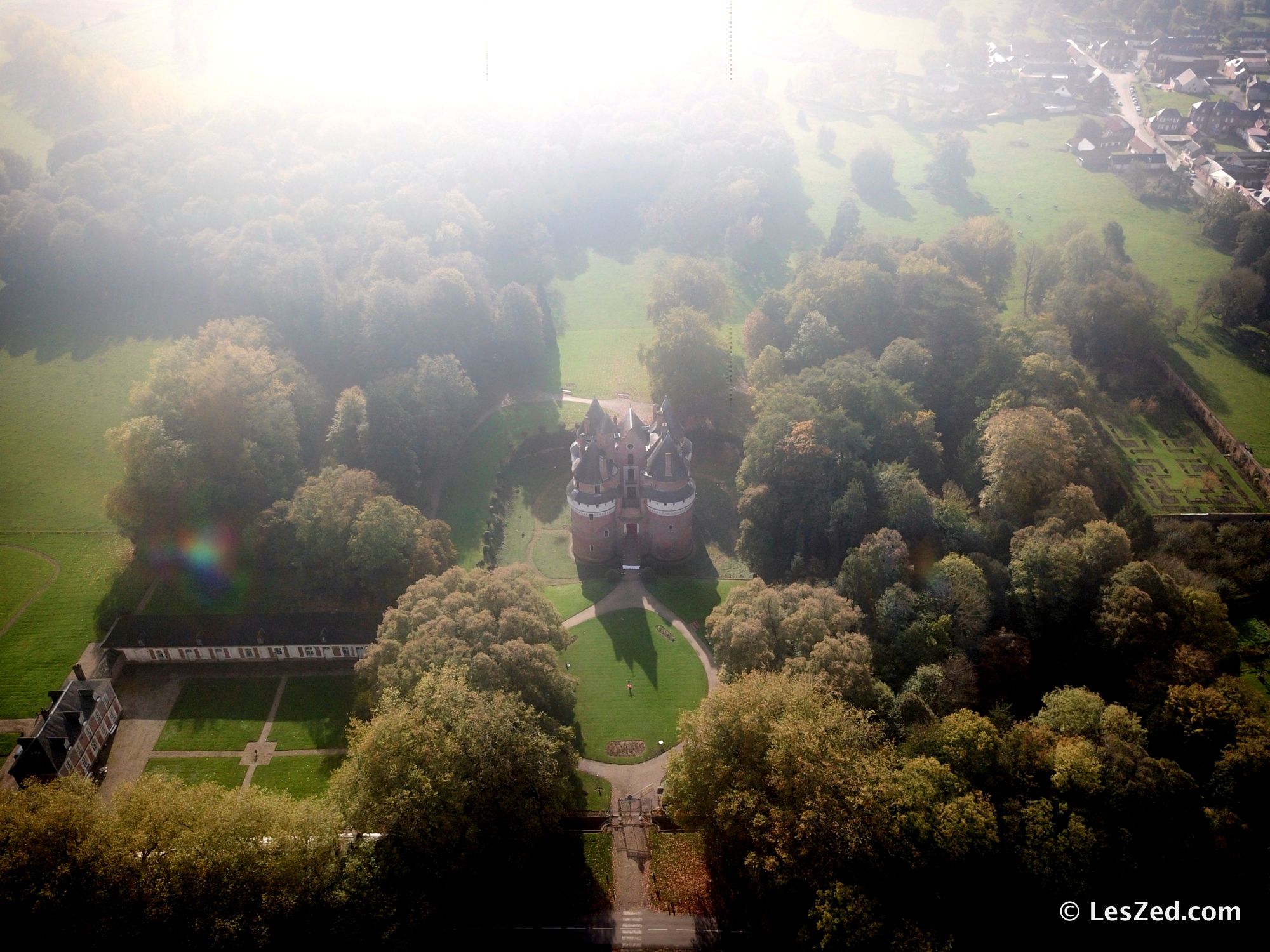 Vue générale de Château de Rambures et ses jardins