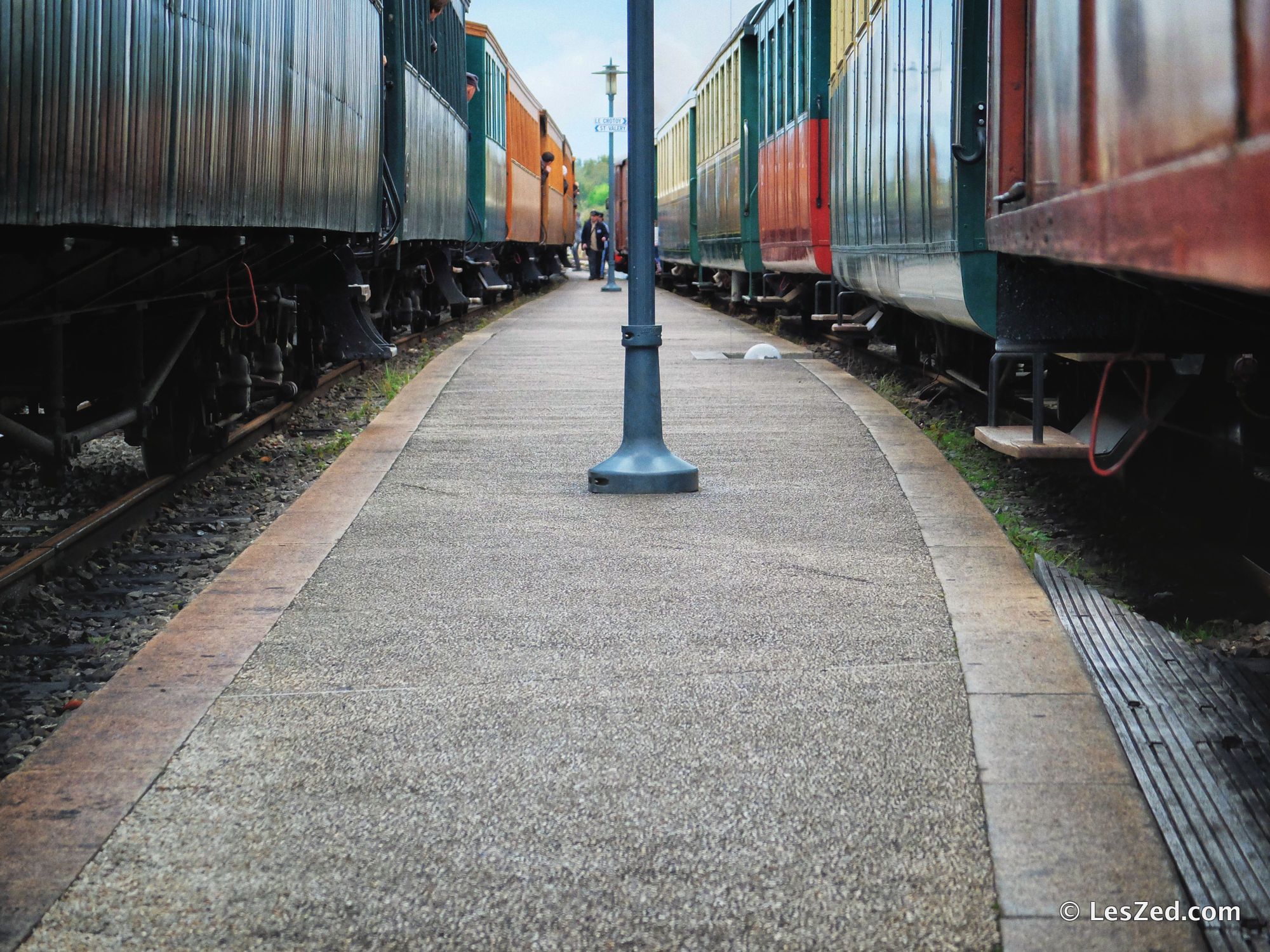 A la gare du chemin de fer de la Baie