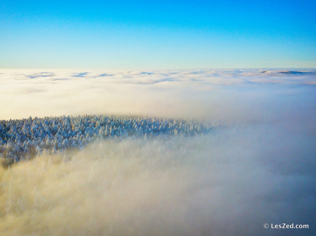 Les monts du Forez dans les nuages