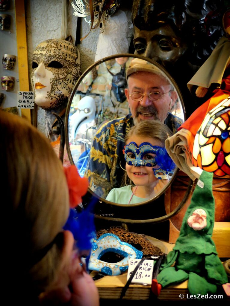 Agostino dans son atelier le Alice's Mask Studio