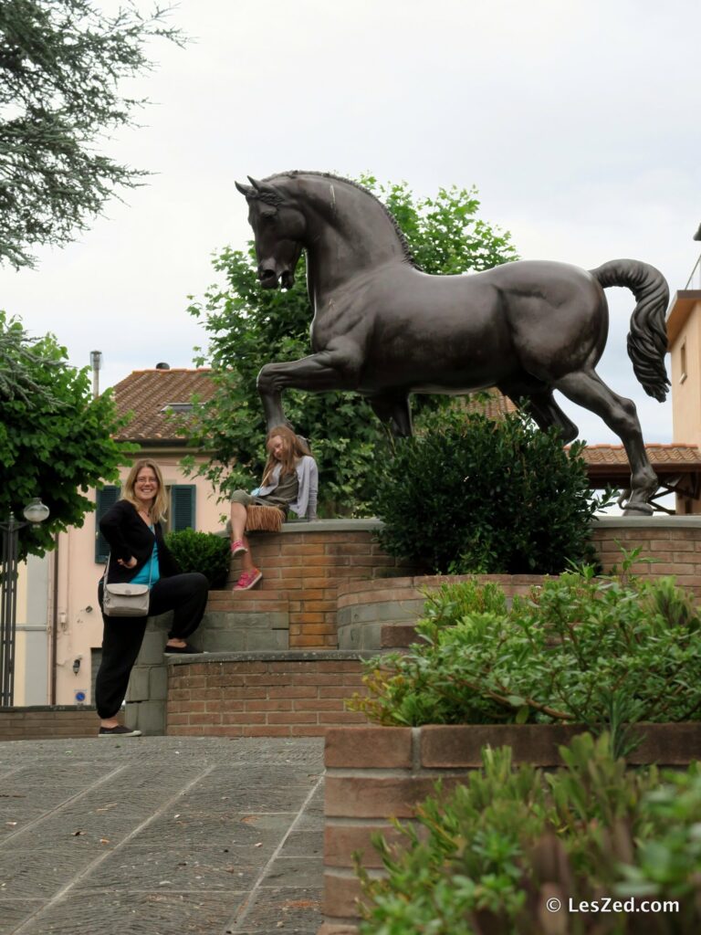 Les filles devant le cheval de Léonard de Vinci