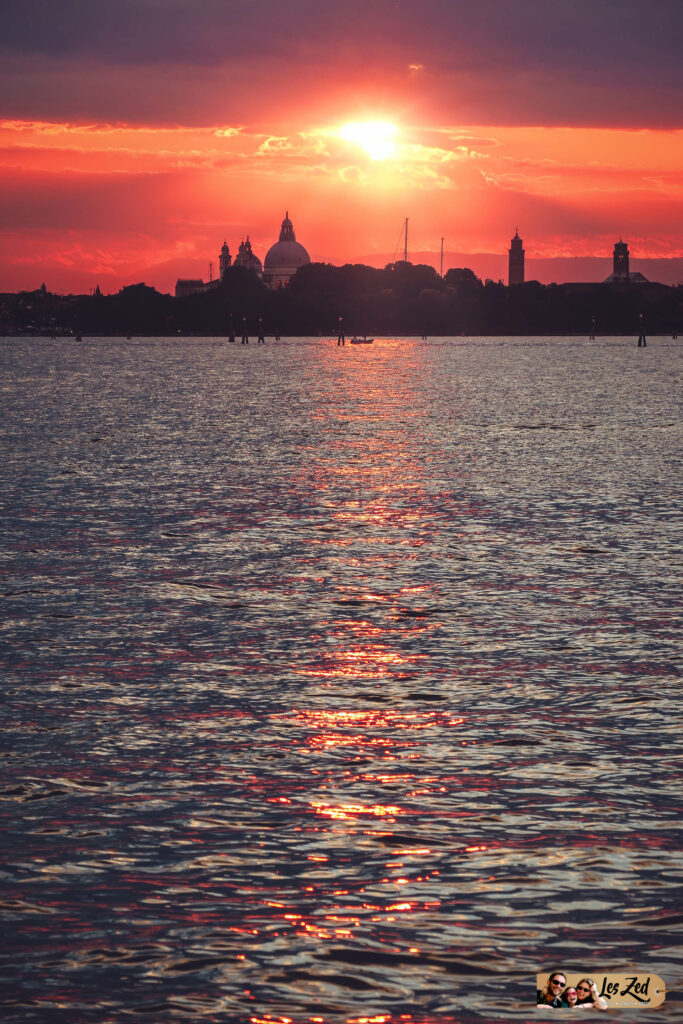 Le soleil se couche sur Venise, admiré depuis le Lido