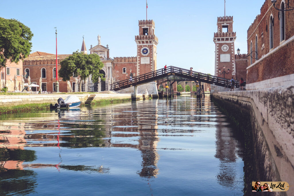 L'entrée de l'Arsenal, avec sa porte terrestre (à gauche) et sa porte maritime (à droite)