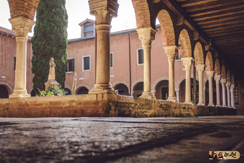 Cloître tranquille, qui permet d'apprécier le calme de Venise (église San Francesco della Vigna)