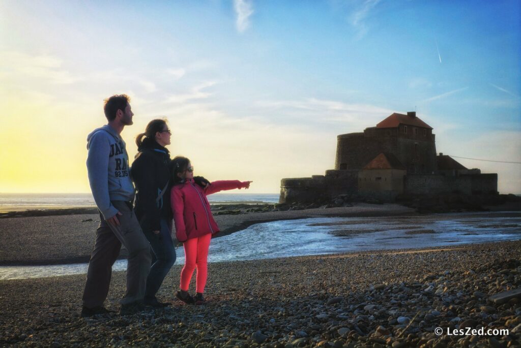 En famille, face au fort d'Ambleteuse, pour le coucher du soleil.