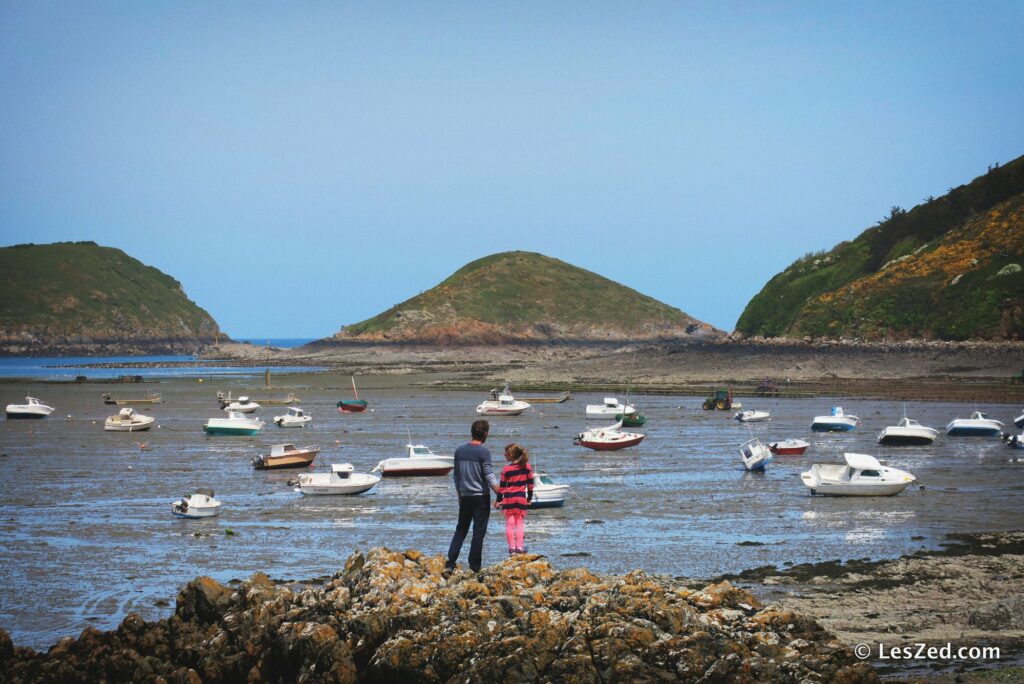 Max et Chloé admirent la vue depuis la plage du Cap De Bréhat