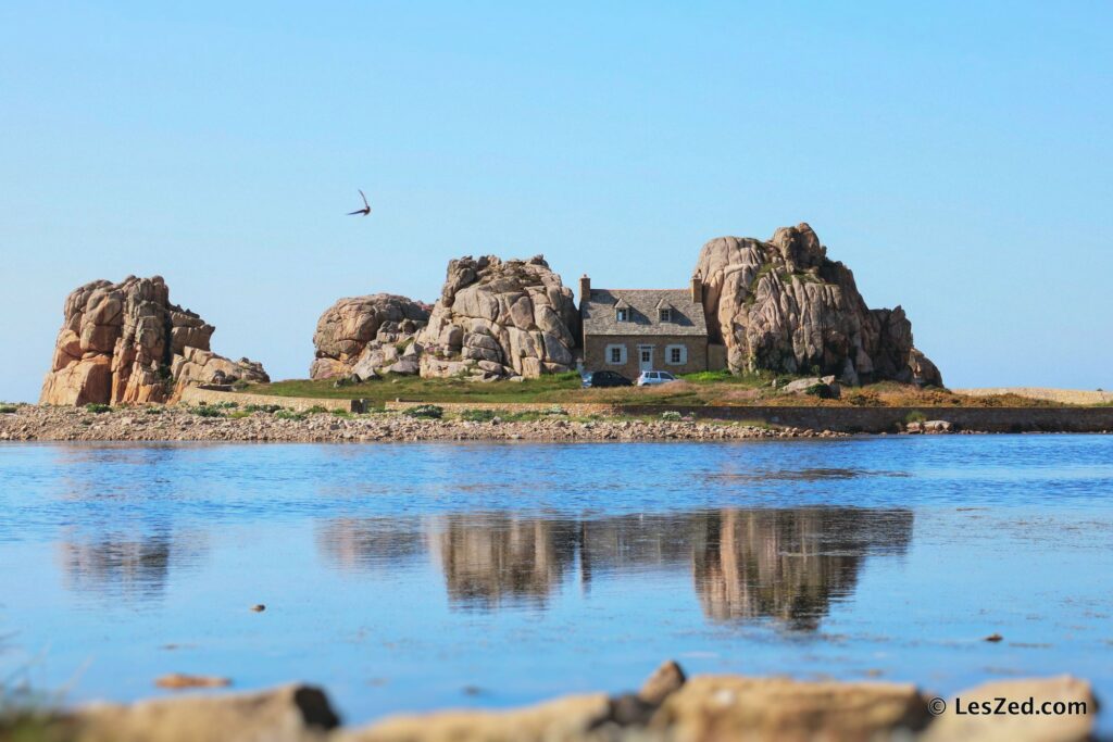 La fameuse Maison Entre Deux Rochers