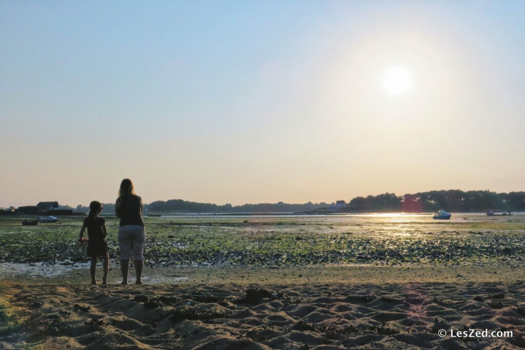 Les filles faces à la Baie de Locoal