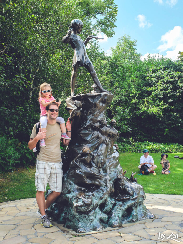 Londres Kensington statue Peter Pan pere et fille