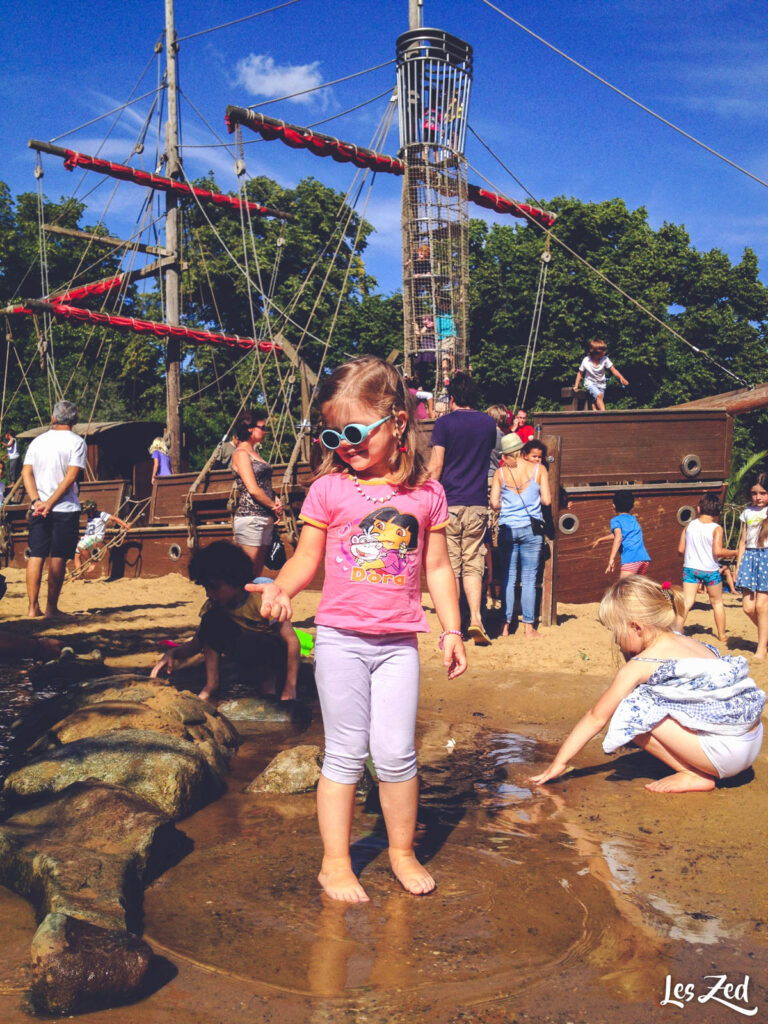 Londres Kensington Diana Memorial Playground avec un enfant