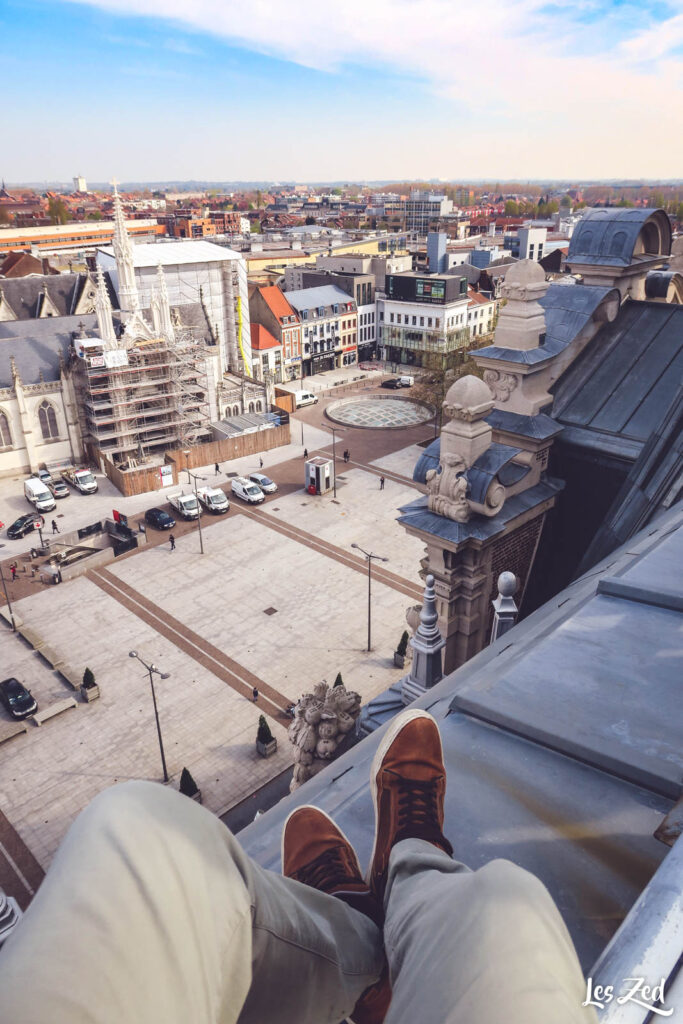 Les pieds dans le vide au dessus de Roubaix