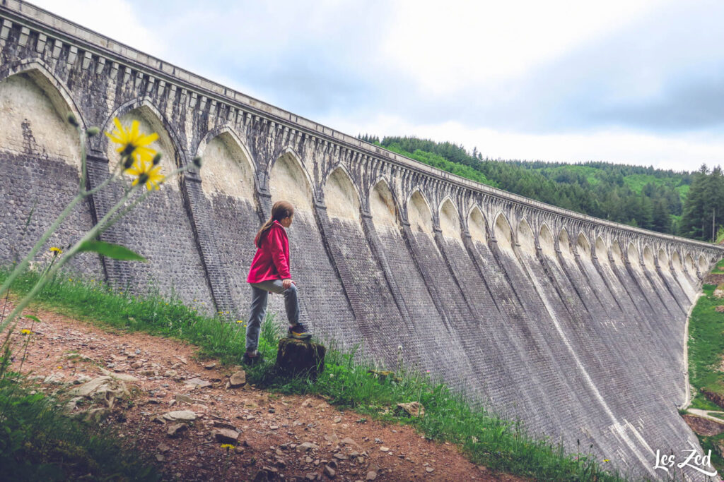 Le barrage de La Tache avec un enfant