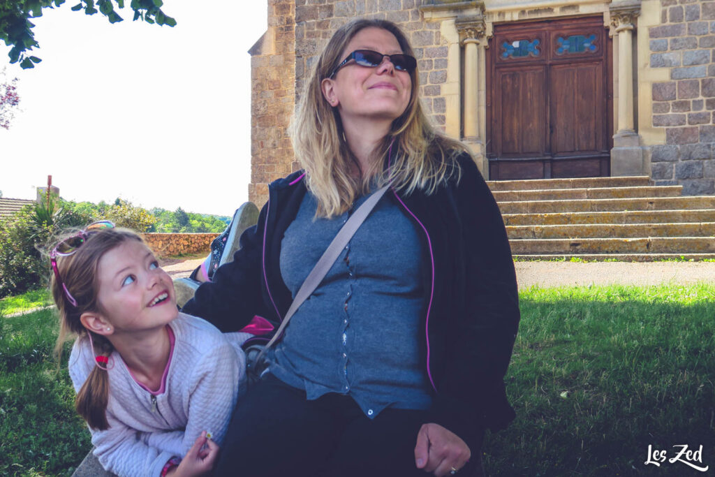 Moment complice entre mère et fille