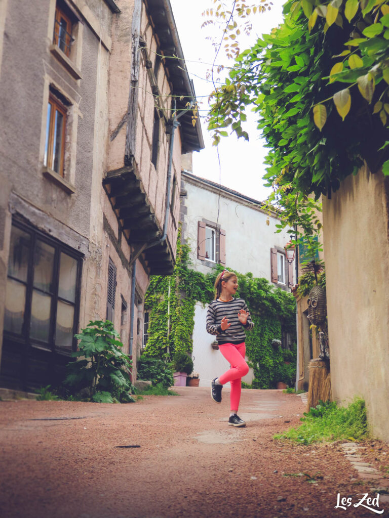 Saint-Haon-le-Châtel avec un enfant