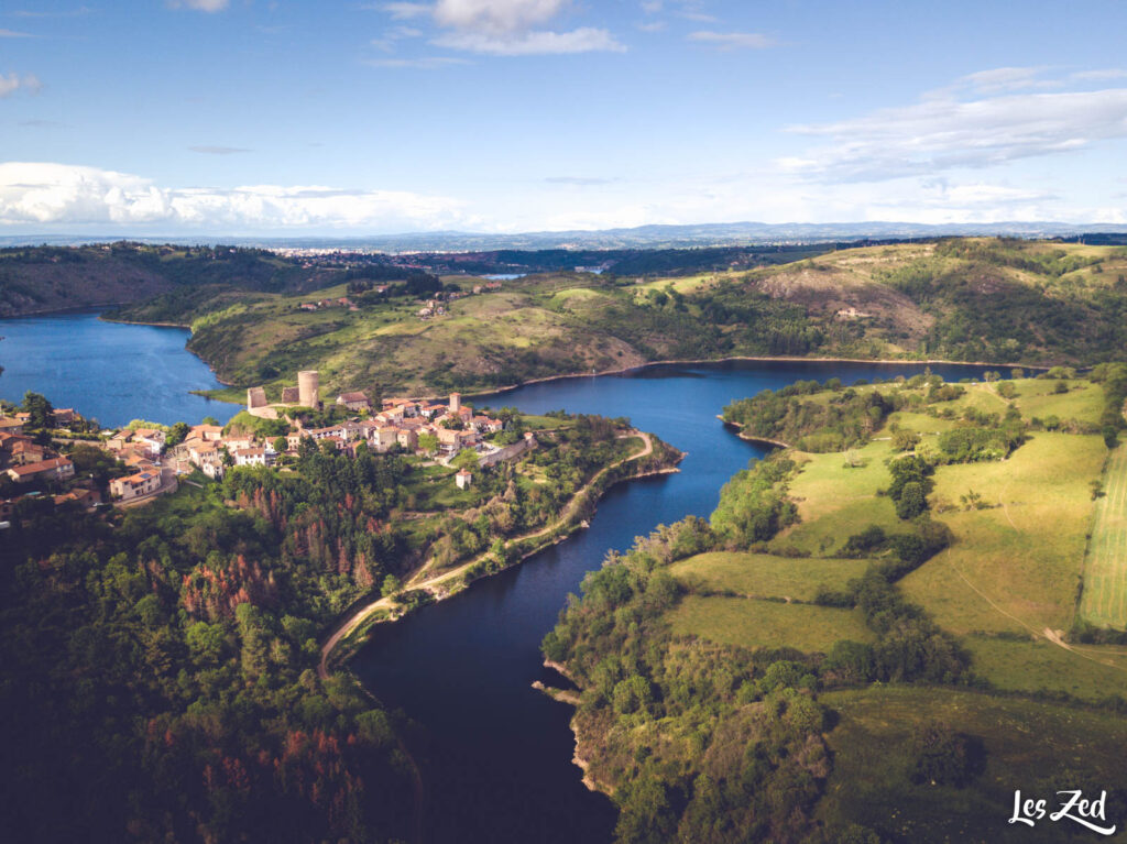 Saint-Jean-Saint-Maurice-sur-Loire, village de la Loire (drone)