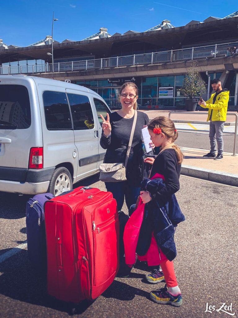 Ector récupère notre voiture à l'aéroport de Lyon