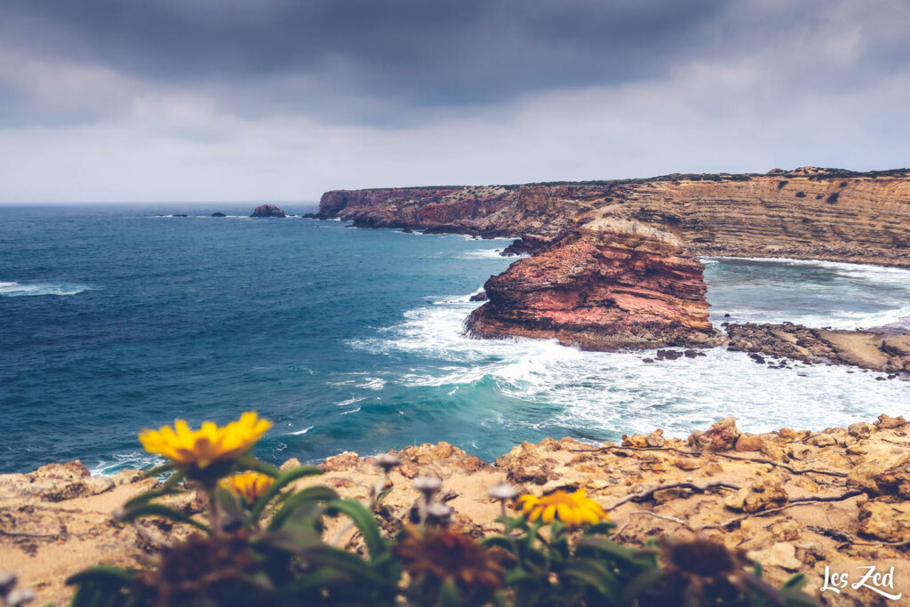 Puissant, l'océan façonne les falaises