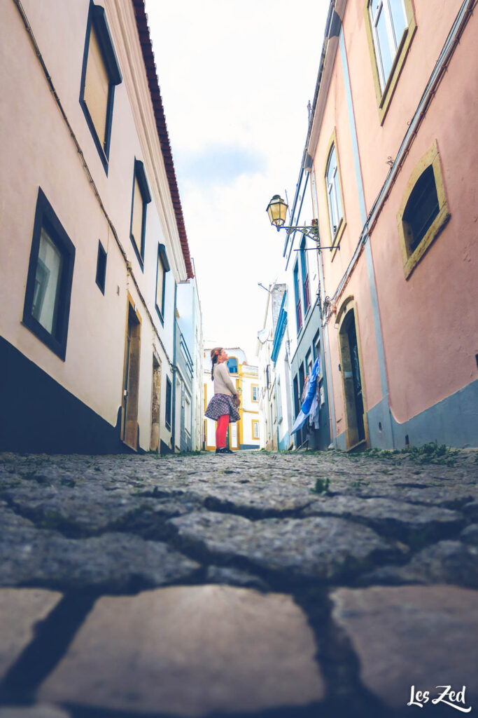 Ruelles piétonnes du centre de Lagos avec un enfant