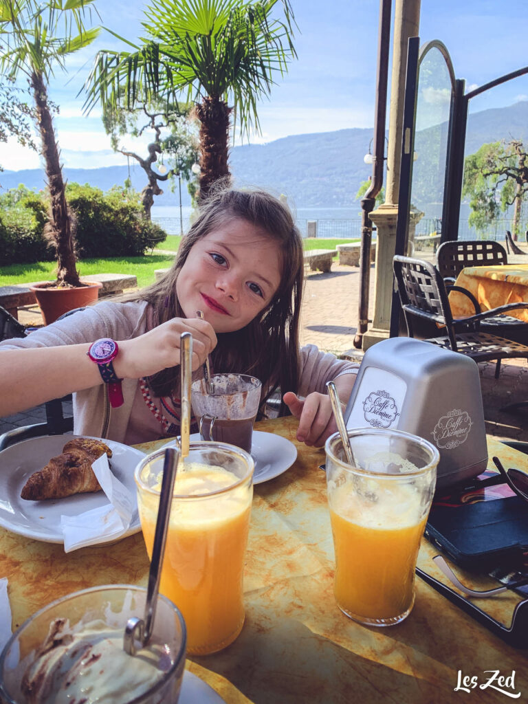 Enfant au petit déjeuner - Lac Majeur (Italie)