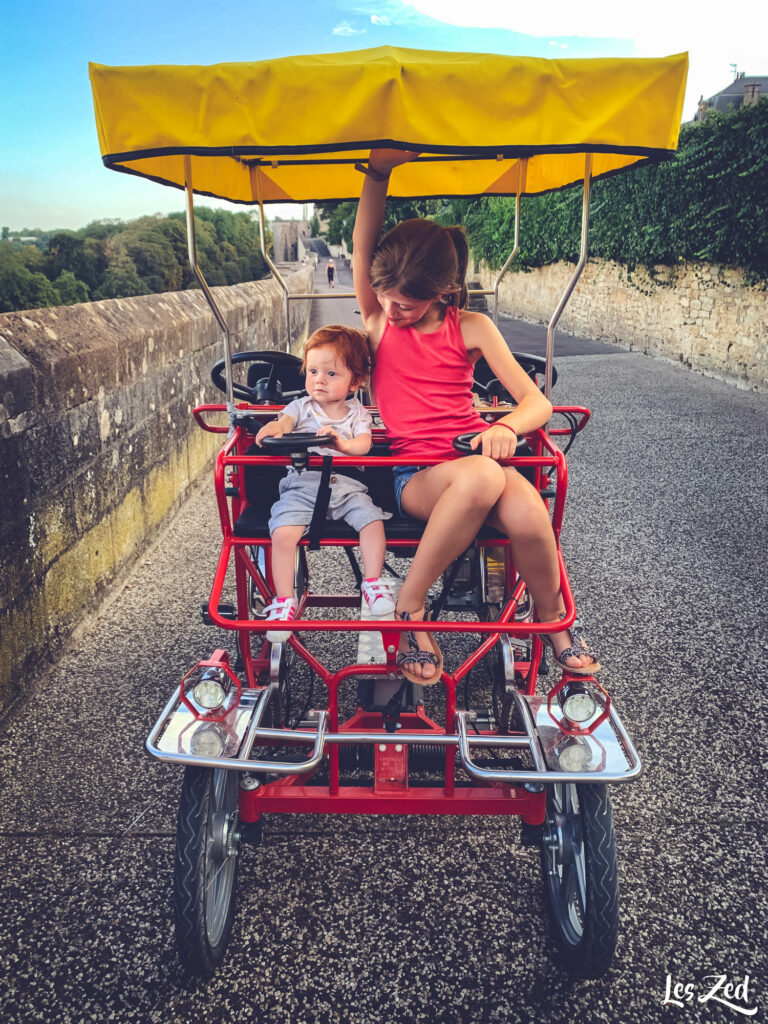 Les enfants conduisent la rosalie