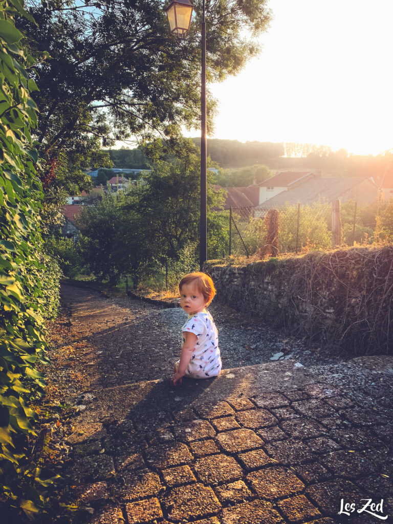 Timéo profite du coucher de soleil à Aprey