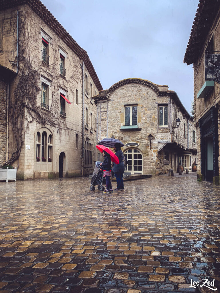 En famille dans les ruelles de la Cité médiévale de Carcasson