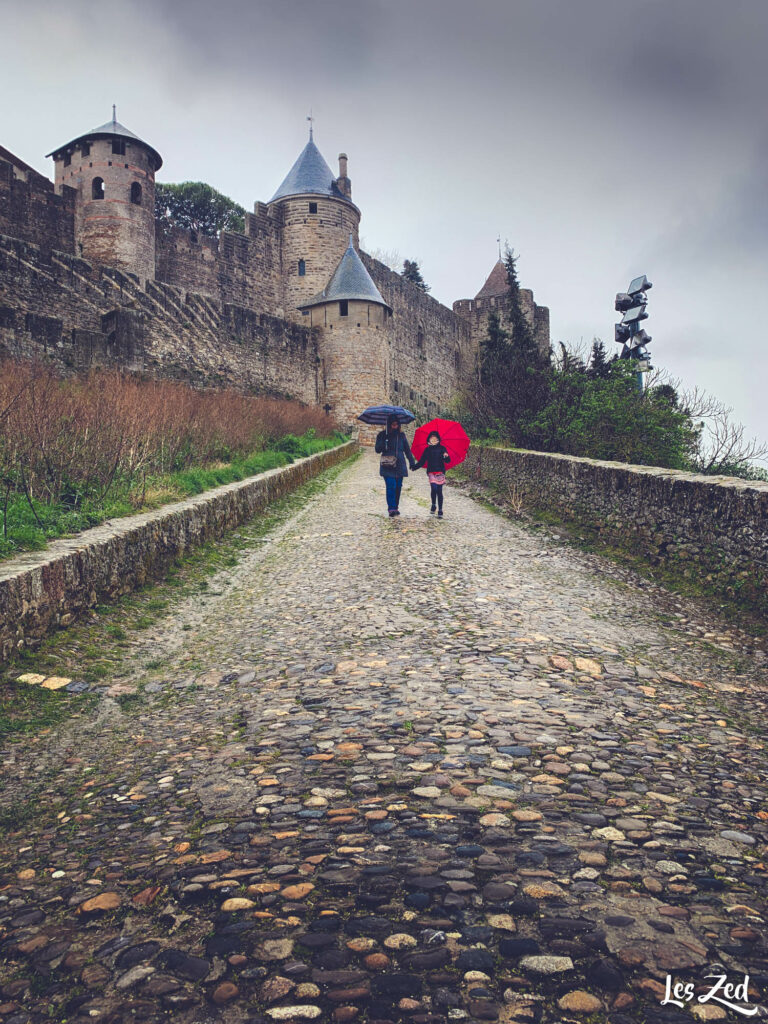 Les remparts de la cité sous la pluie