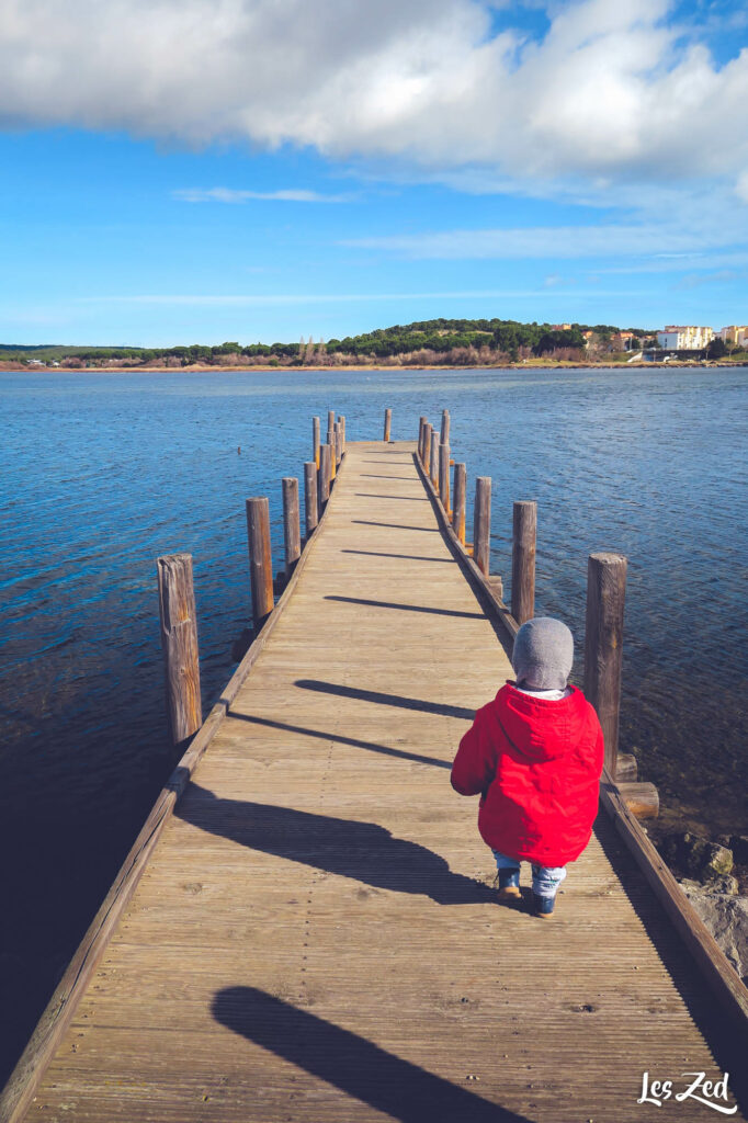 Enfant au bord de l'eau à Gruissan