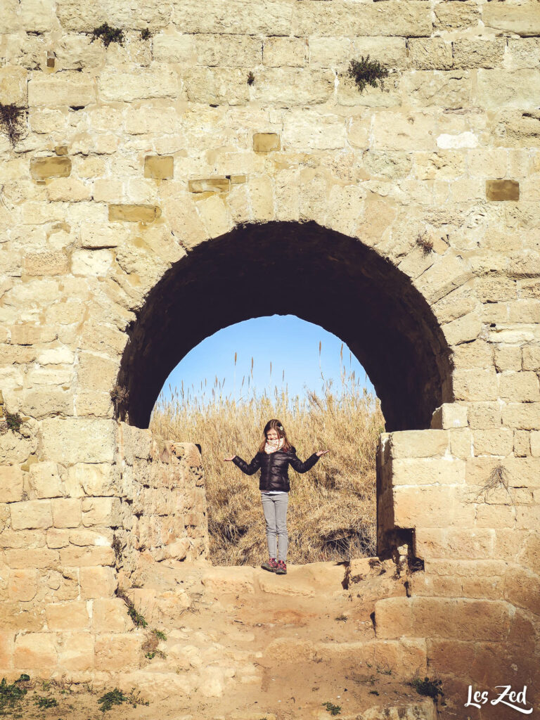 Enfant sous les arches du Pont-Vieux