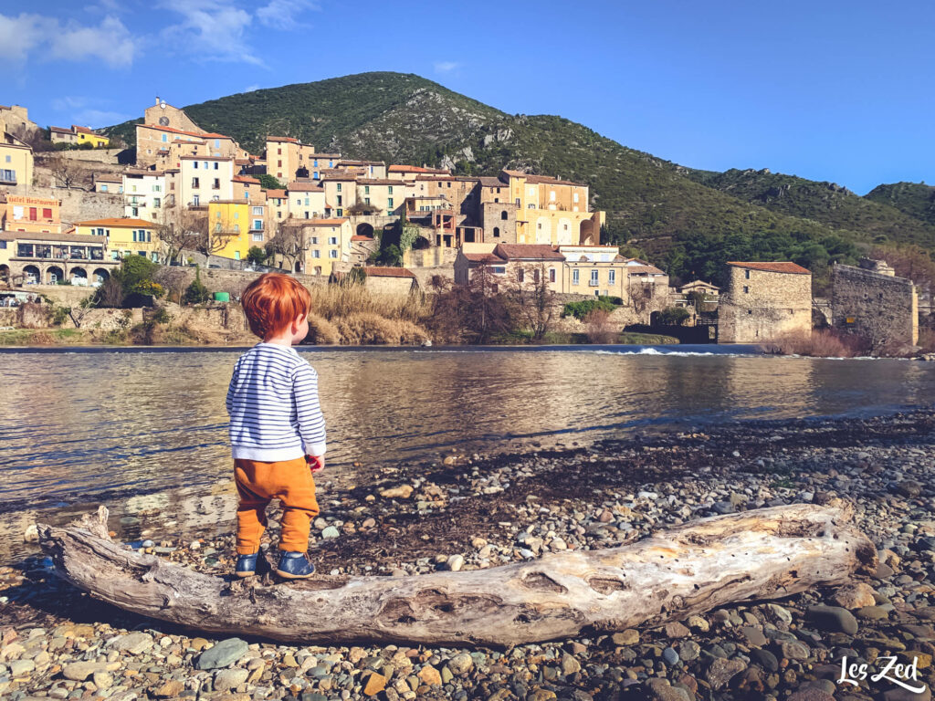 Enfant sur plage de Roquebrun (Parc naturel régional du Haut-La