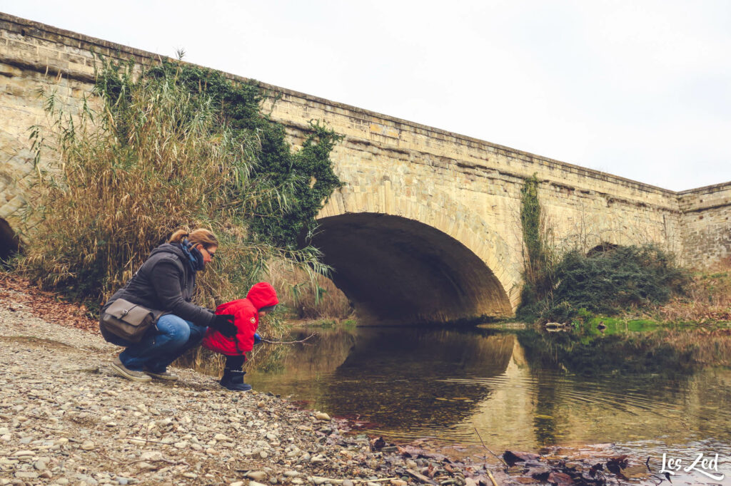 Jouer au bord de la Cesse sous le Pont-Canal