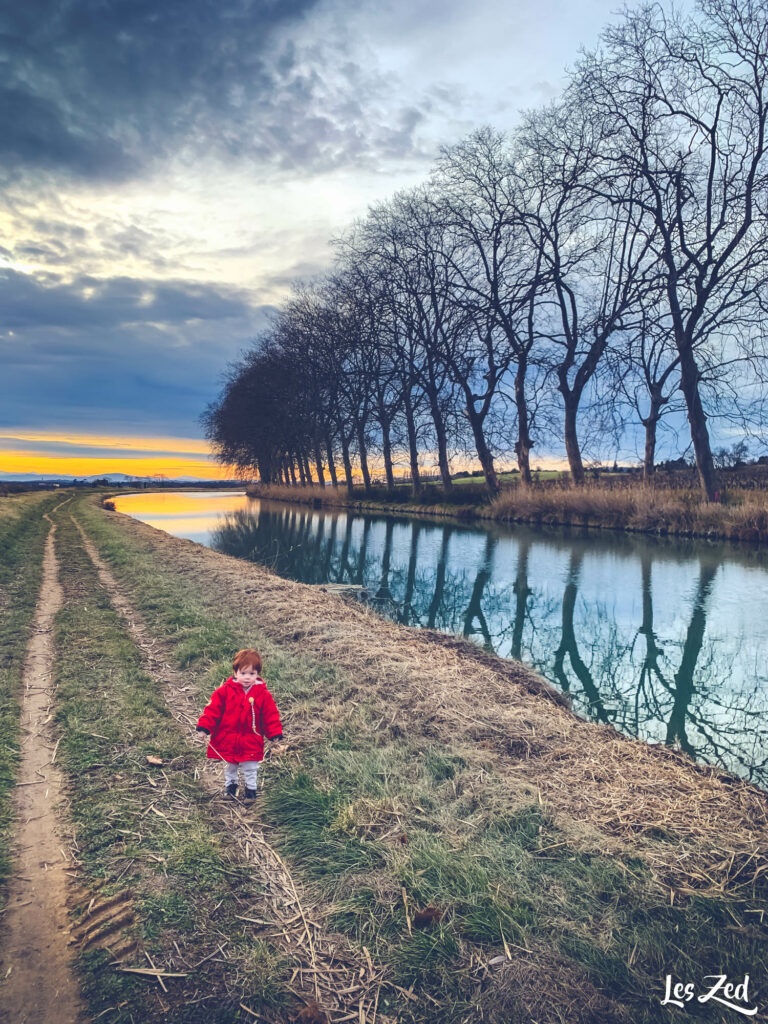Promenade avec enfant au bord du Canal du Midi