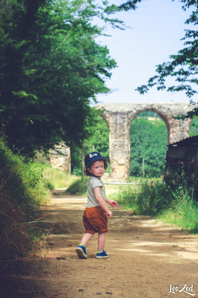 Monts du Lyonnais aqueduc pont-siphon du Garon enfant bebe